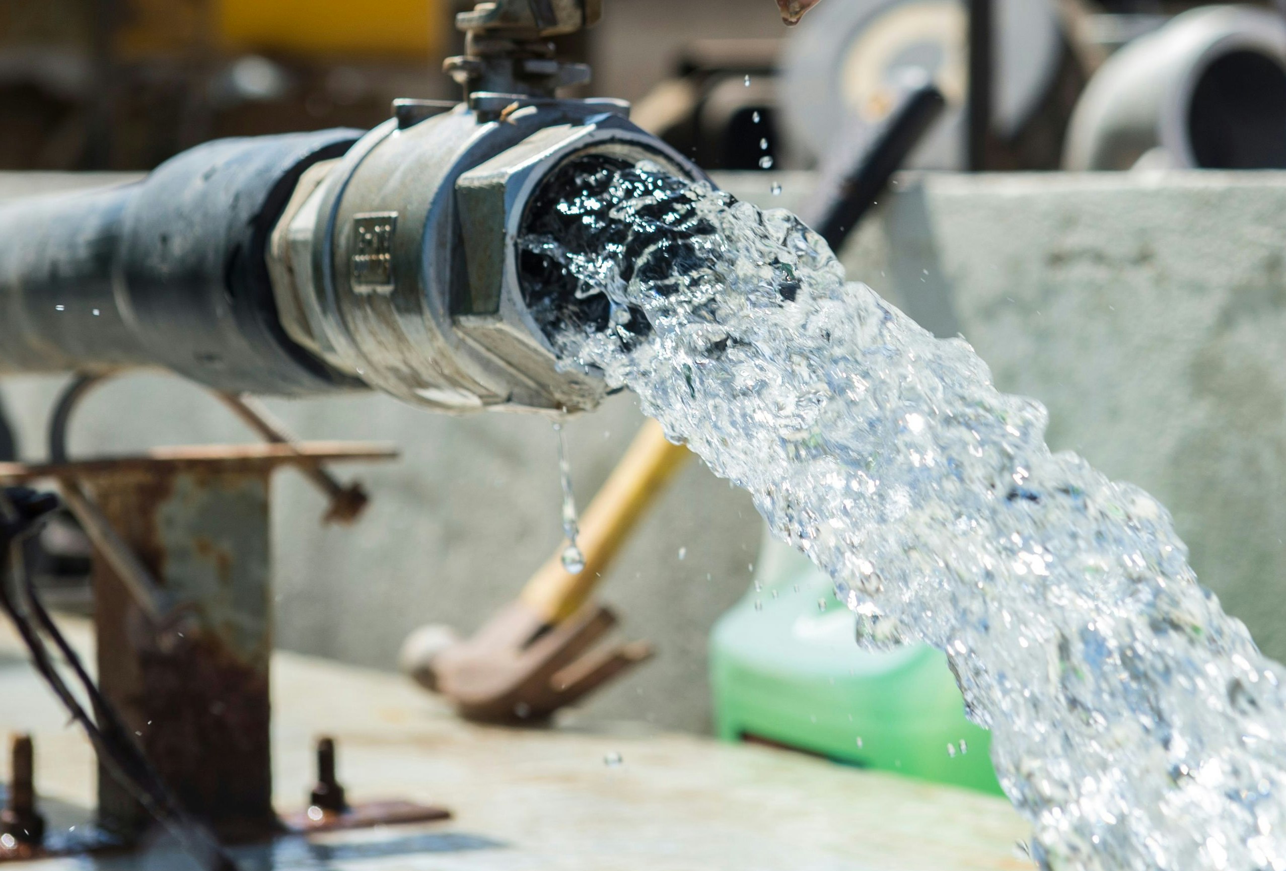 Millionen von Menschen leiden unter einem Mangel an sauberem Trinkwasser.