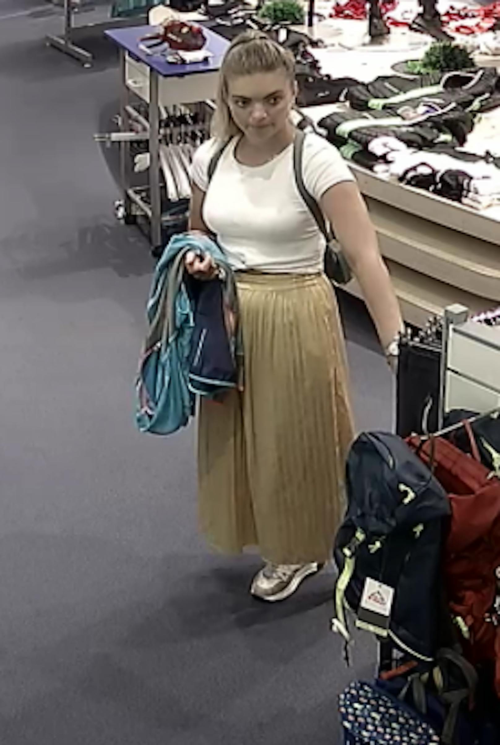 Diese Frau steht im Verdacht Sportbekleidung im Wert mehrerer Tausend Euro gestohlen zu haben.