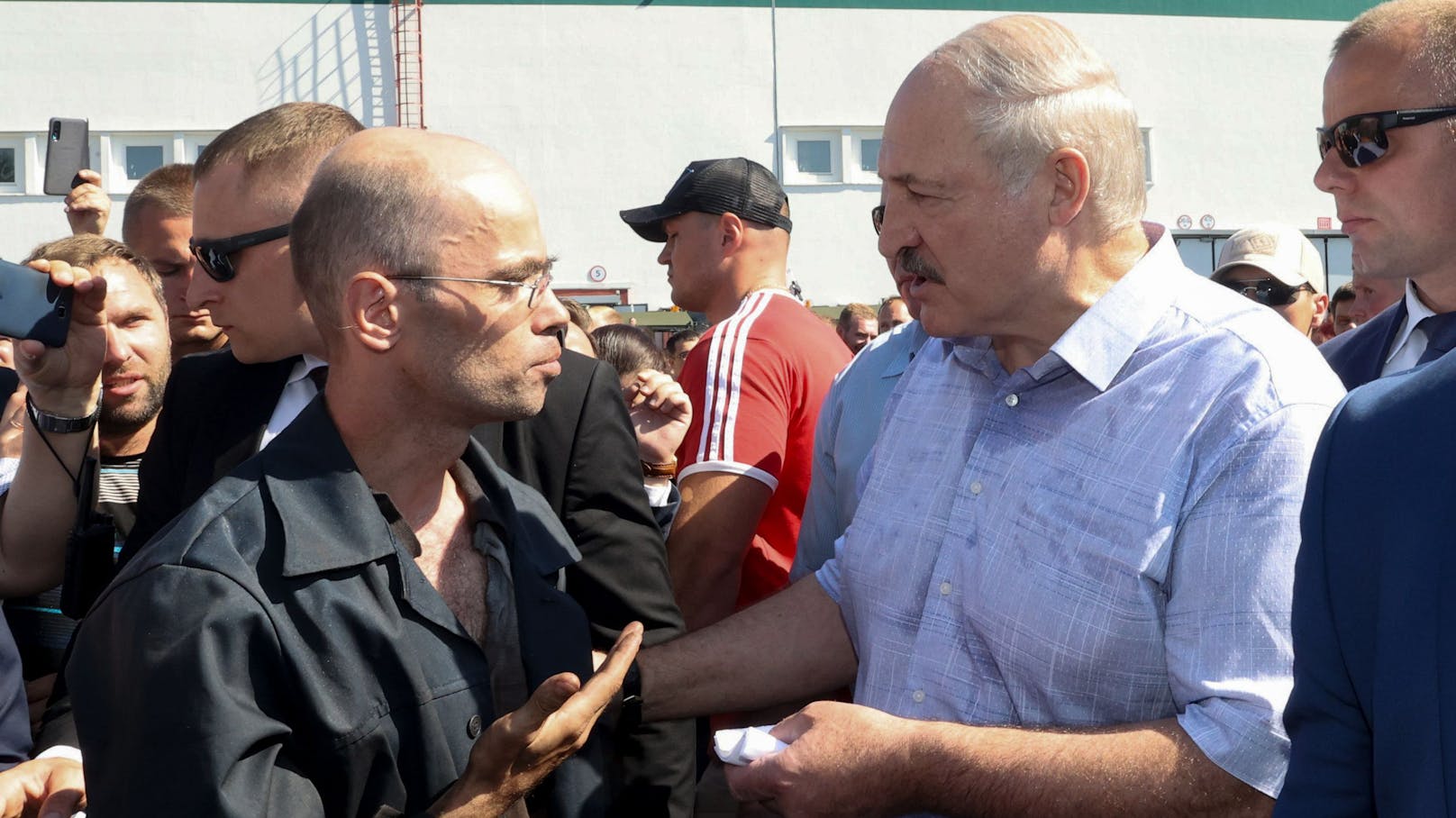 Alexander Lukaschenko besucht die Minsker Traktorenfabrik MZKT am 17. August 2020