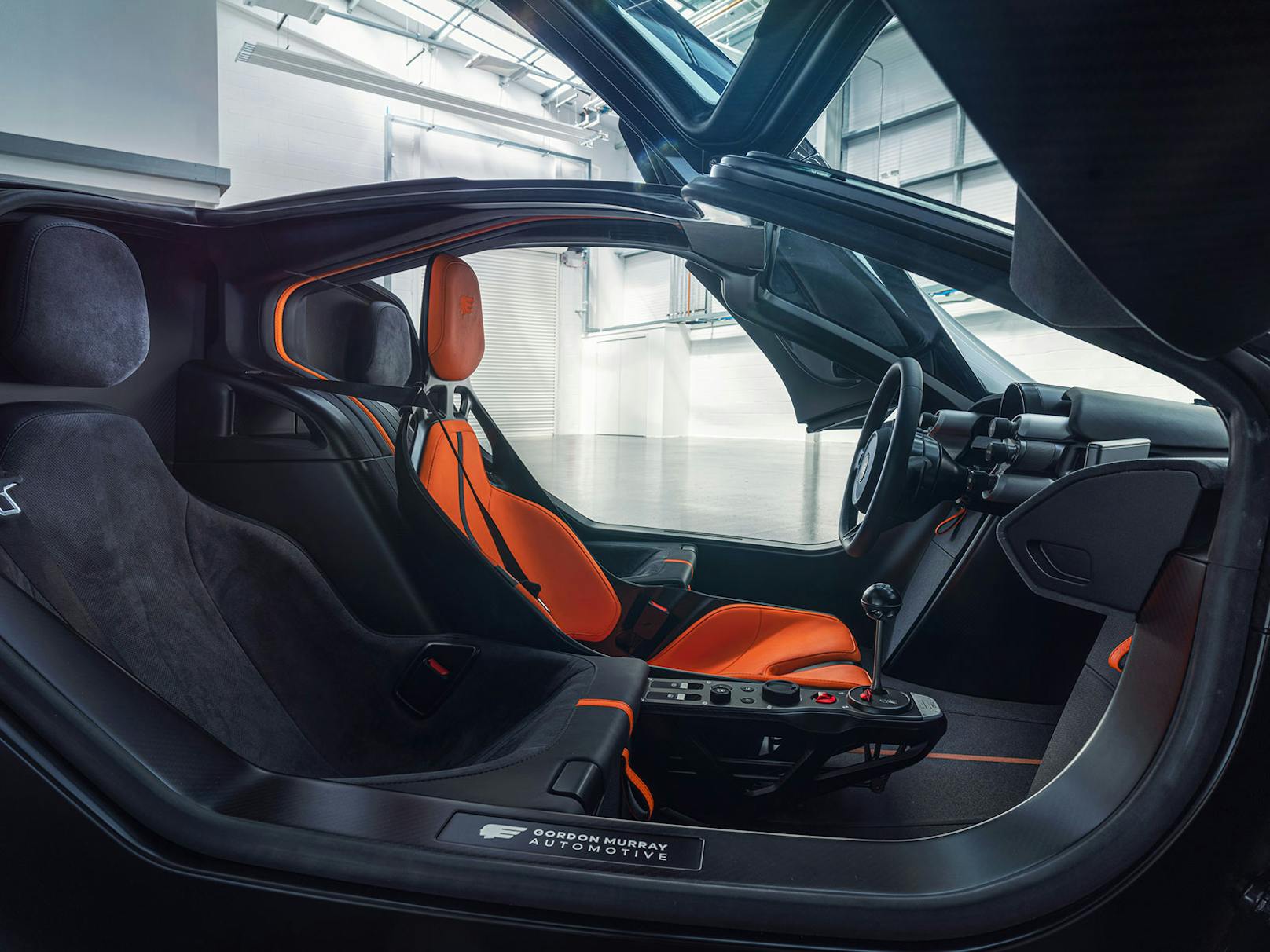 Innenraum mit drei Sitzen, wie beim McLaren F1
