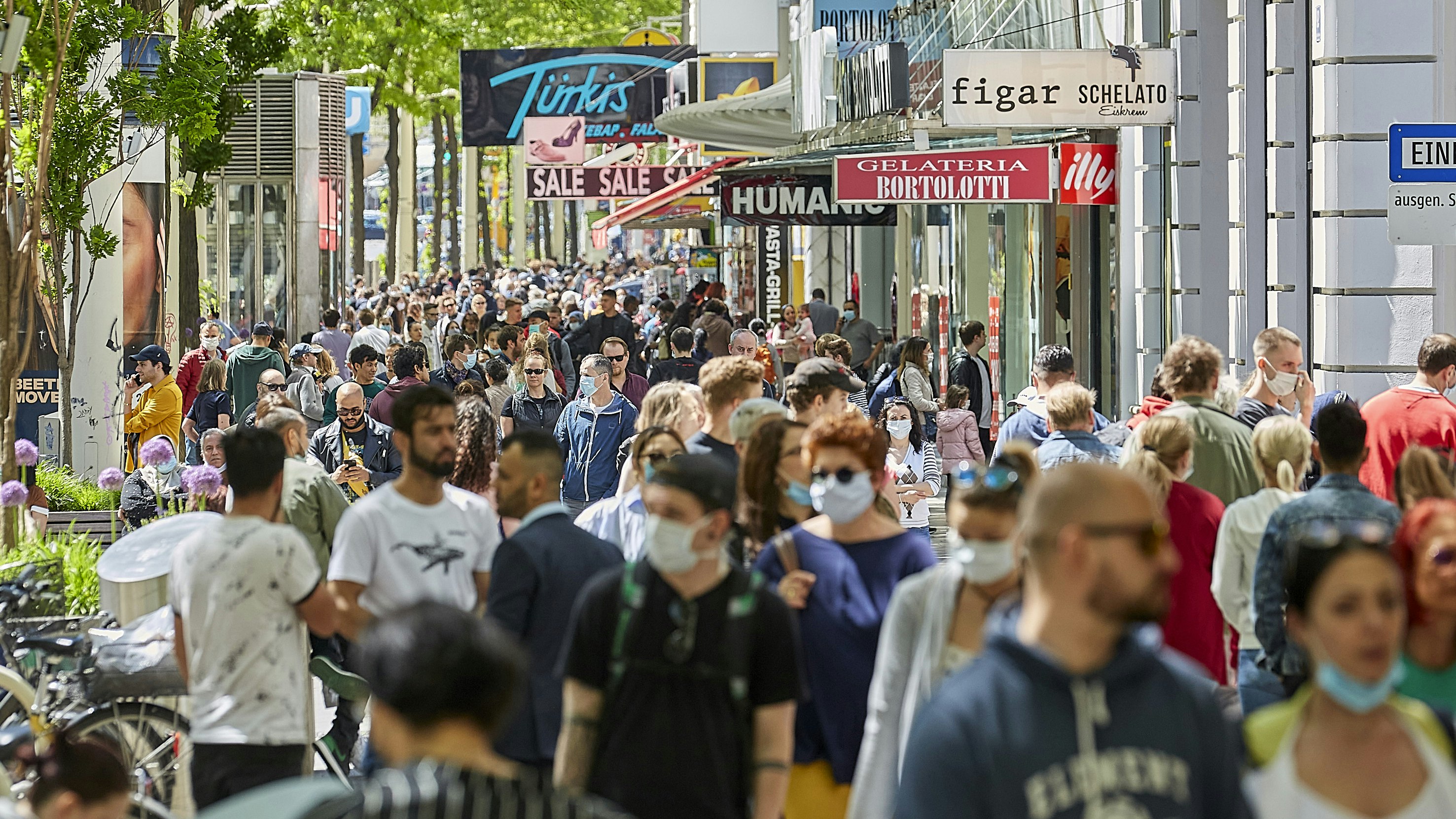 Menschen auf der Mariahilferstraße.