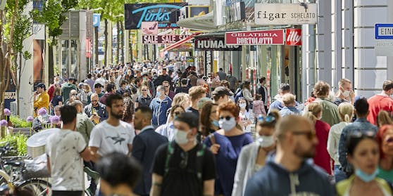 Menschen auf der Mariahilferstraße.