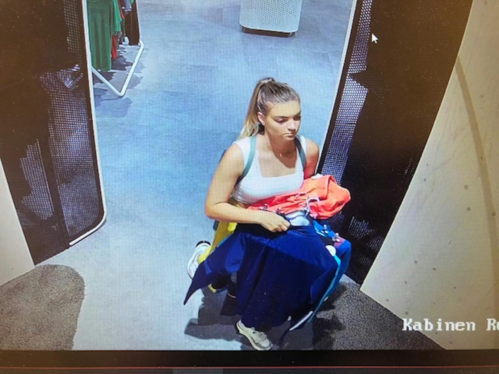 Diese Frau steht im Verdacht in mehreren Geschäften Sportkleidung im Wert mehrere Tausend Euro gestohlen zu haben.