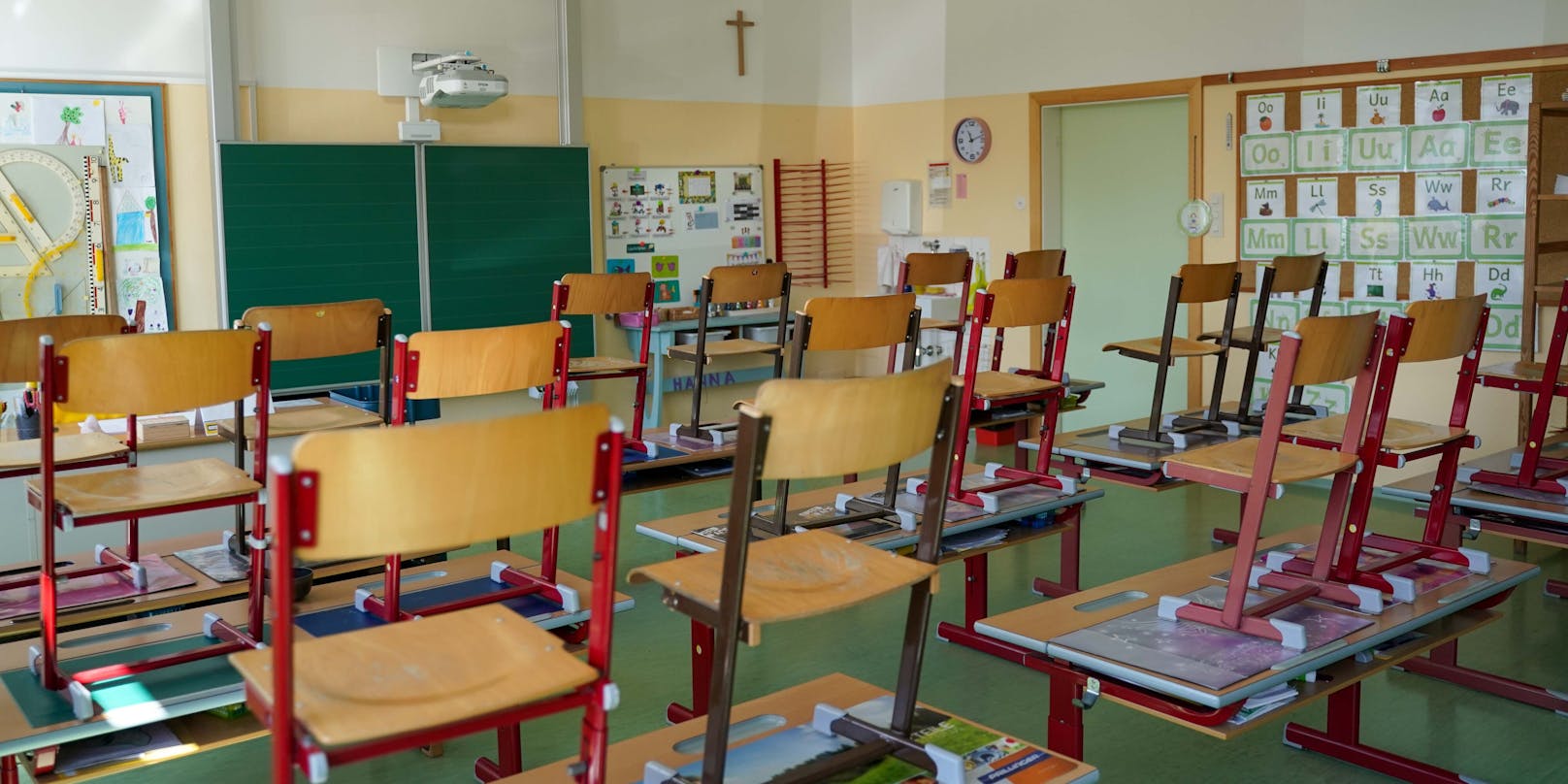 Leere Klassenzimmer in Österreich.