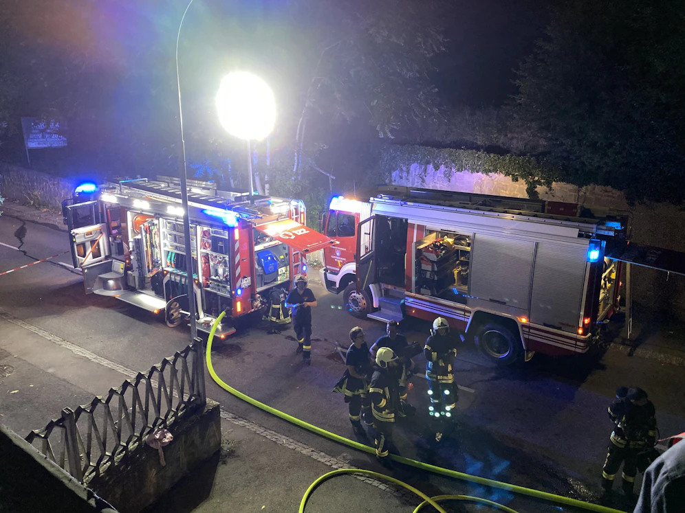 Dachstuhlbrand in Weidling: Einsatzkräfte vor Ort.