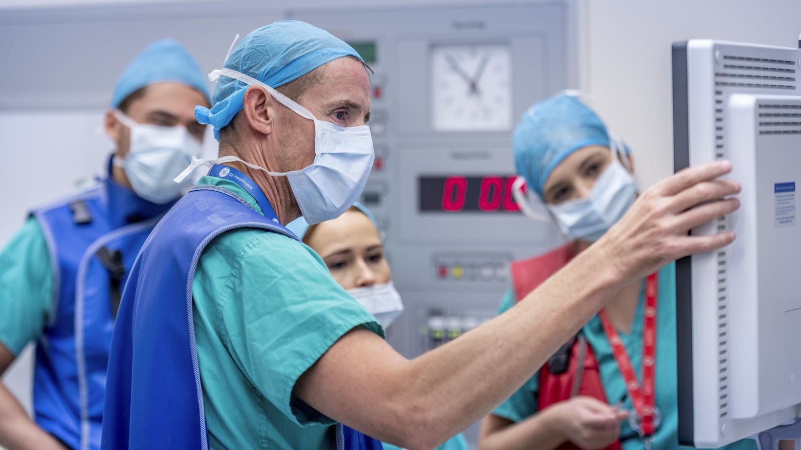 Ärzte beraten sich während einer Operation. Symbolbild