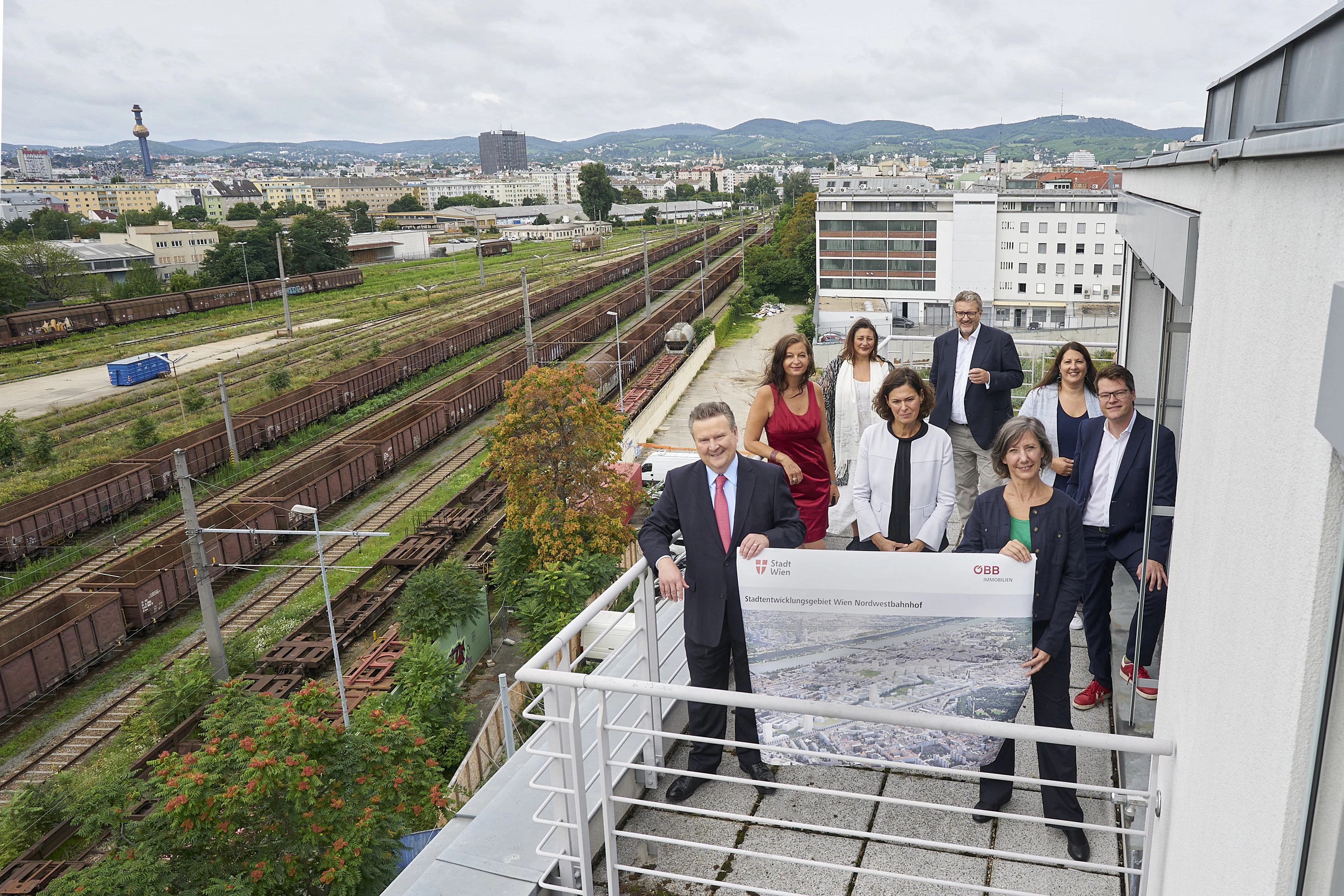 v.li.: Bürgermeister Michael Ludwig (SPÖ), Umweltstadträtin Ulli Sima (SPÖ), Kulturstadträtin Veronika&nbsp;Kaup-Hasler (SPÖ), ÖBB-Infrastruktur-Chefin Silvia Angelo, Gesundheitsstadtrat Peter Hacker, (SPÖ),&nbsp; Vizebürgermeisterin Birgit Hebein (Grüne), Wohnbaustadträtin Kathrin Gaal (SPÖ) und Bildungsstadtrat Jürgen Czernohorszky (SPÖ) bei der Präsentation der Pläne für das neue Nordwestbahnhofviertel in Wien-Brigittenau.