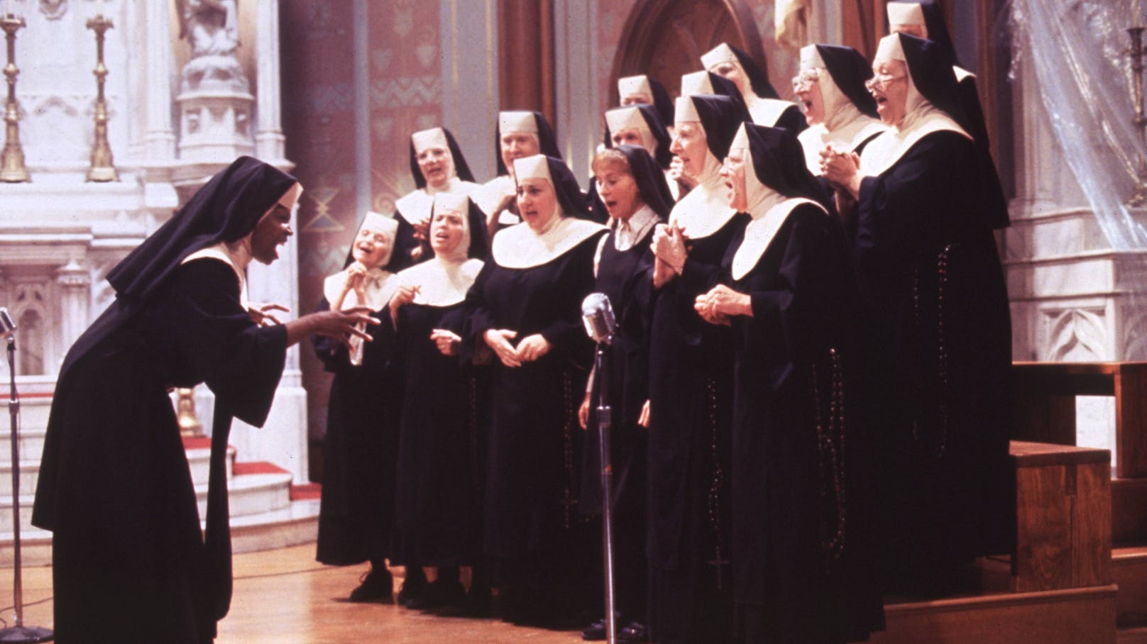 Als singende Nonne Mary Clarence brachte <strong>Whoopi Goldberg</strong> (li.) in <em>"Sister Act"</em> frischen Wind in den eingeschlafenen Kirchenchor.