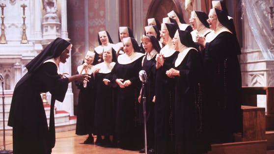 Als singende Nonne Mary Clarence brachte Whoopi Goldberg (li.) in "Sister Act" frischen Wind in den eingeschlafenen Kirchenchor.