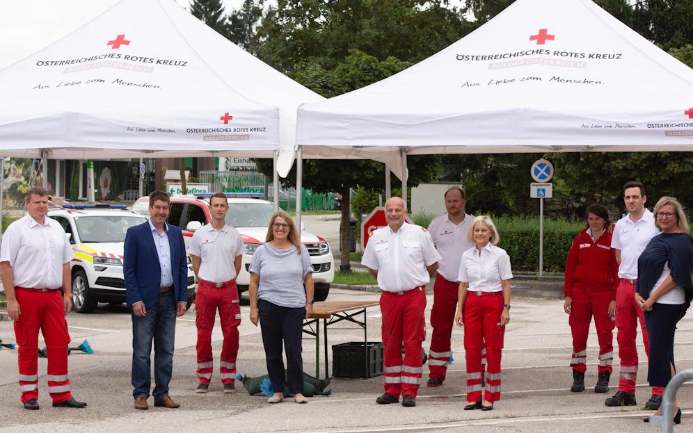 Heutiger Lokalaugenschein von Landesrätin Ulrike Königsberger-Ludwig (4.v.l.) bei der Drive-In-Teststation in Amstetten.