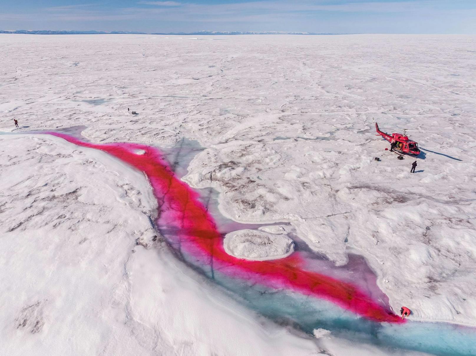 Neben der Antarktis ist <strong>Grönland</strong> der größte Eisspeicher der Welt. Dessen Eispanzer wird jedoch kleiner. Als Ursache vermuten Glaziologen unter anderem die steigenden Temperaturen, die das Eisschild schmelzen lassen. Mithilfe von Farbe überprüften sie 2017 ihre Theorie und fanden heraus, dass das Oberflächenwasser als Schmiermittel zwischen Eis und Fels dient und so das Abrutschen ins Meer beschleunigt.