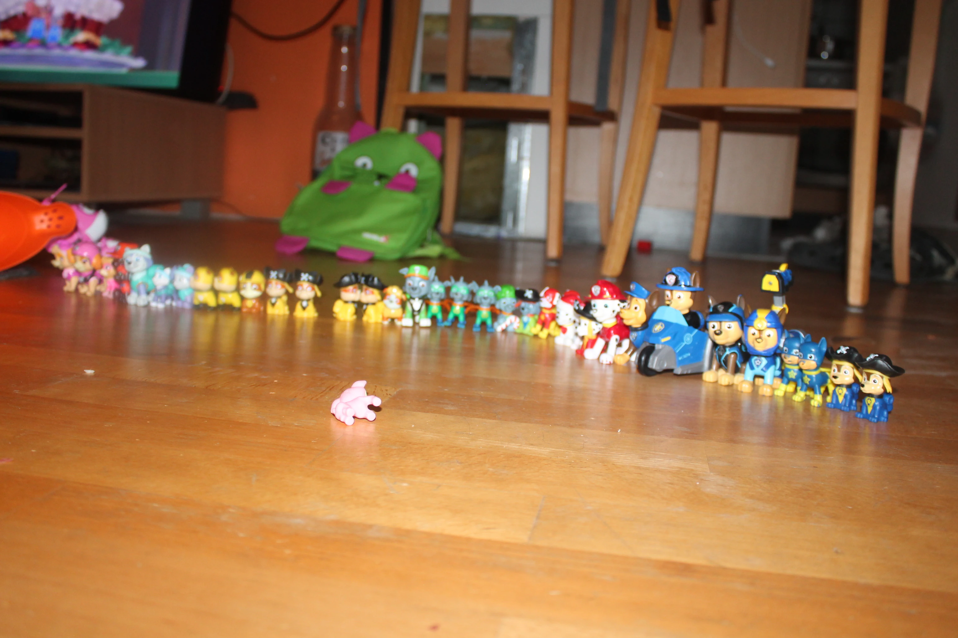 Im Rucksack war Flora's Sammlung mit 35 "Paw Patrol"-Figuren.