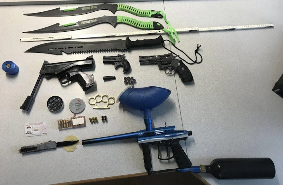 In der Wohnung wurden zahlreiche Waffen sichergestellt.