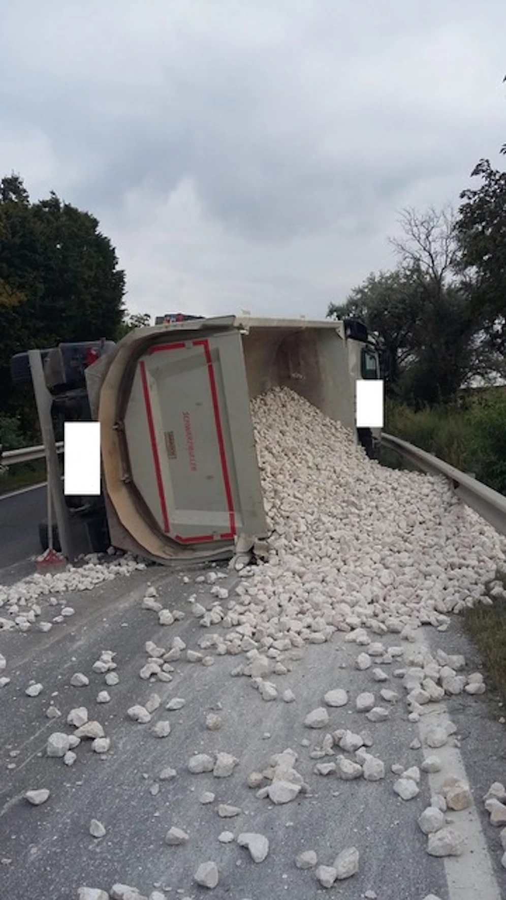 Lkw mit Kalksteinen stürzte um