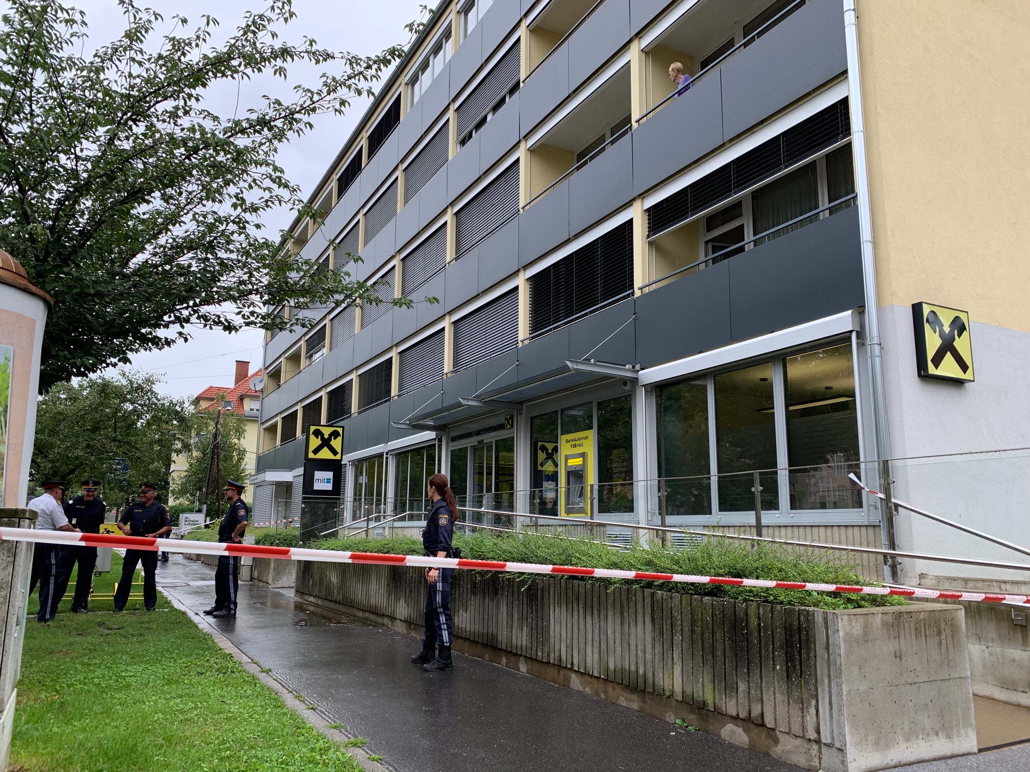 Aktuell läuft in Graz eine Alarmfahndung nach einem Raubüberfall auf eine Raiffeisen Bank.