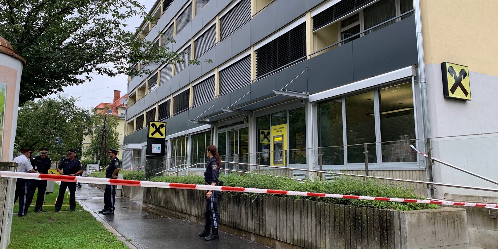 Aktuell läuft in Graz eine Alarmfahndung nach einem Raubüberfall auf eine Raiffeisen Bank.