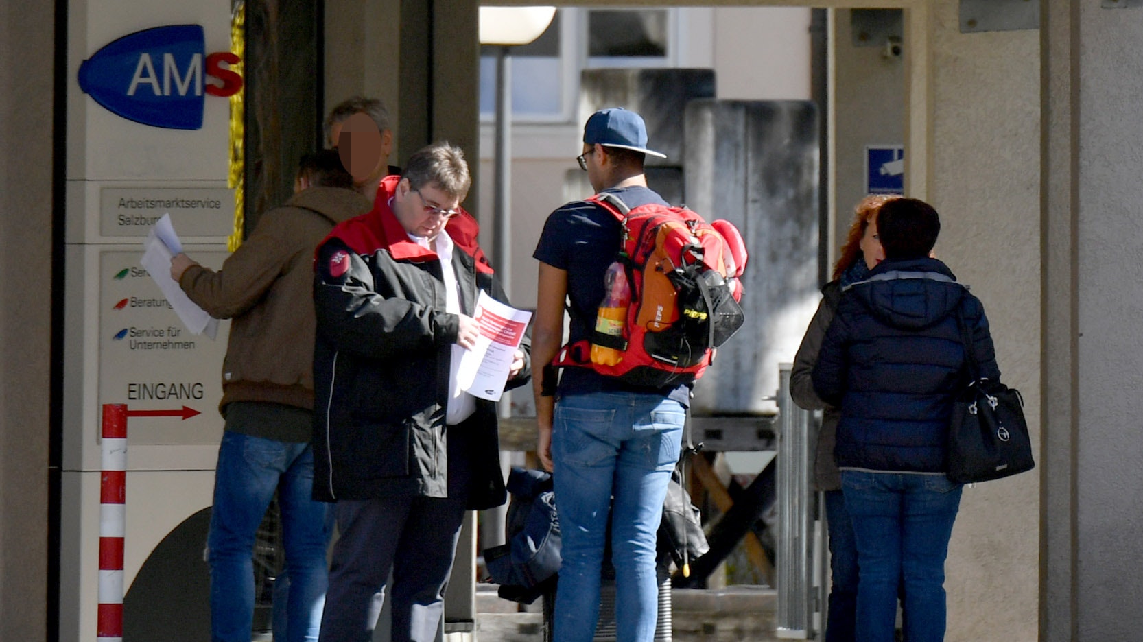Die Arbeitslosenzahlen gehen leicht zurück.