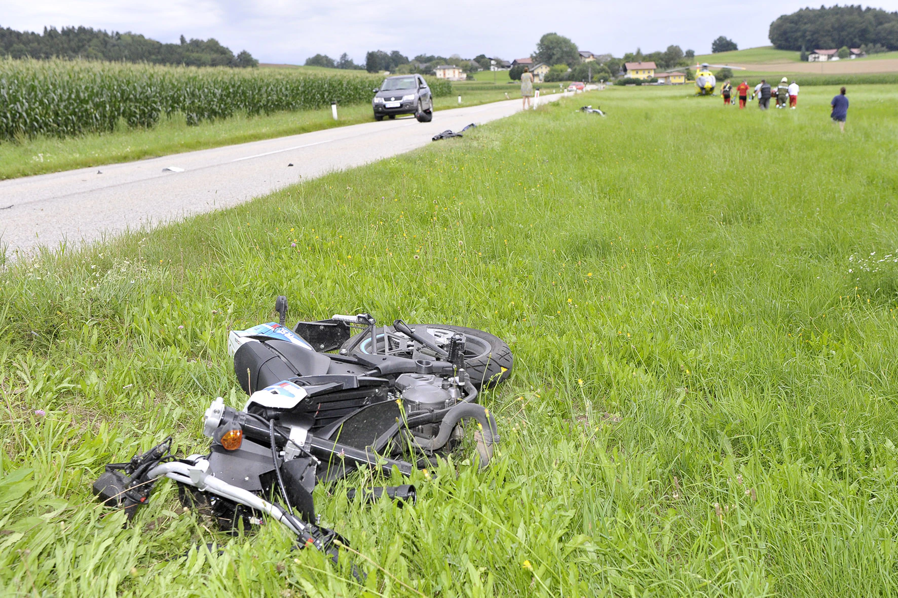 Eines der beiden Motorräder liegt schwer beschädigt in der angrenzenden Wiese.