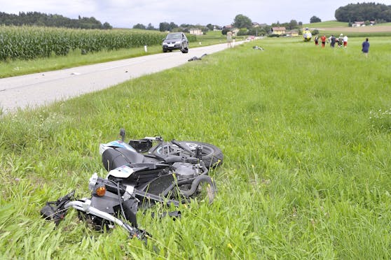 Eines der beiden Motorräder liegt schwer beschädigt in der angrenzenden Wiese.