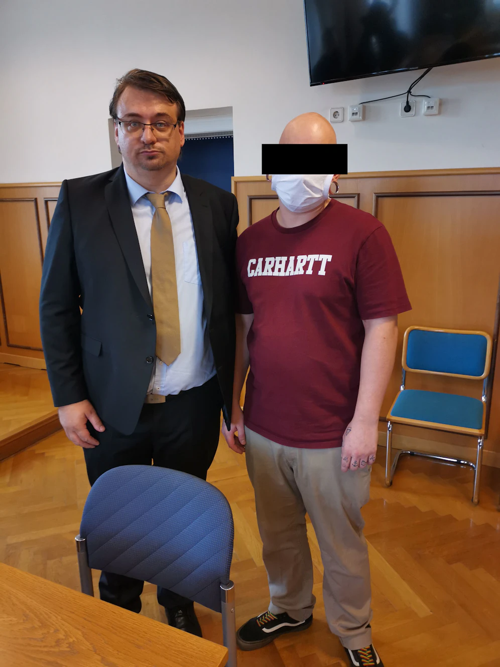 Angeklagter vor Gericht mit Anwalt