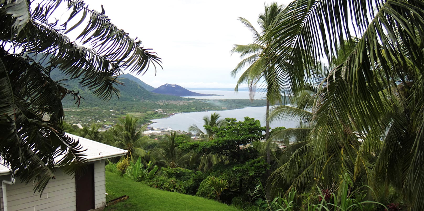 Blick auf die Kleinstadt Rabaul, Papua-Neuguinea.