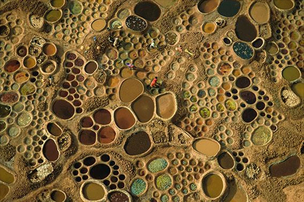 Im <strong>Niger</strong> entsteht in der Sahara ein mosaikartiges Muster durch Dutzende von Salzproduktionsbecken, um die sich Kleinbauern kümmern, die ansonsten Viehhaltung betreiben.
