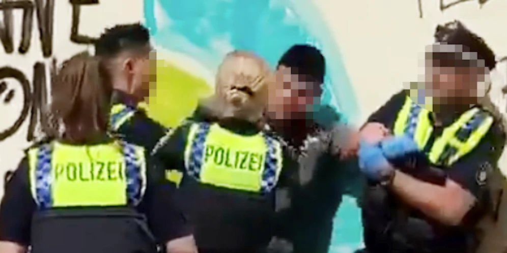 Die Polizisten rangeln regelrecht mit dem 15-Jährigen Schüler