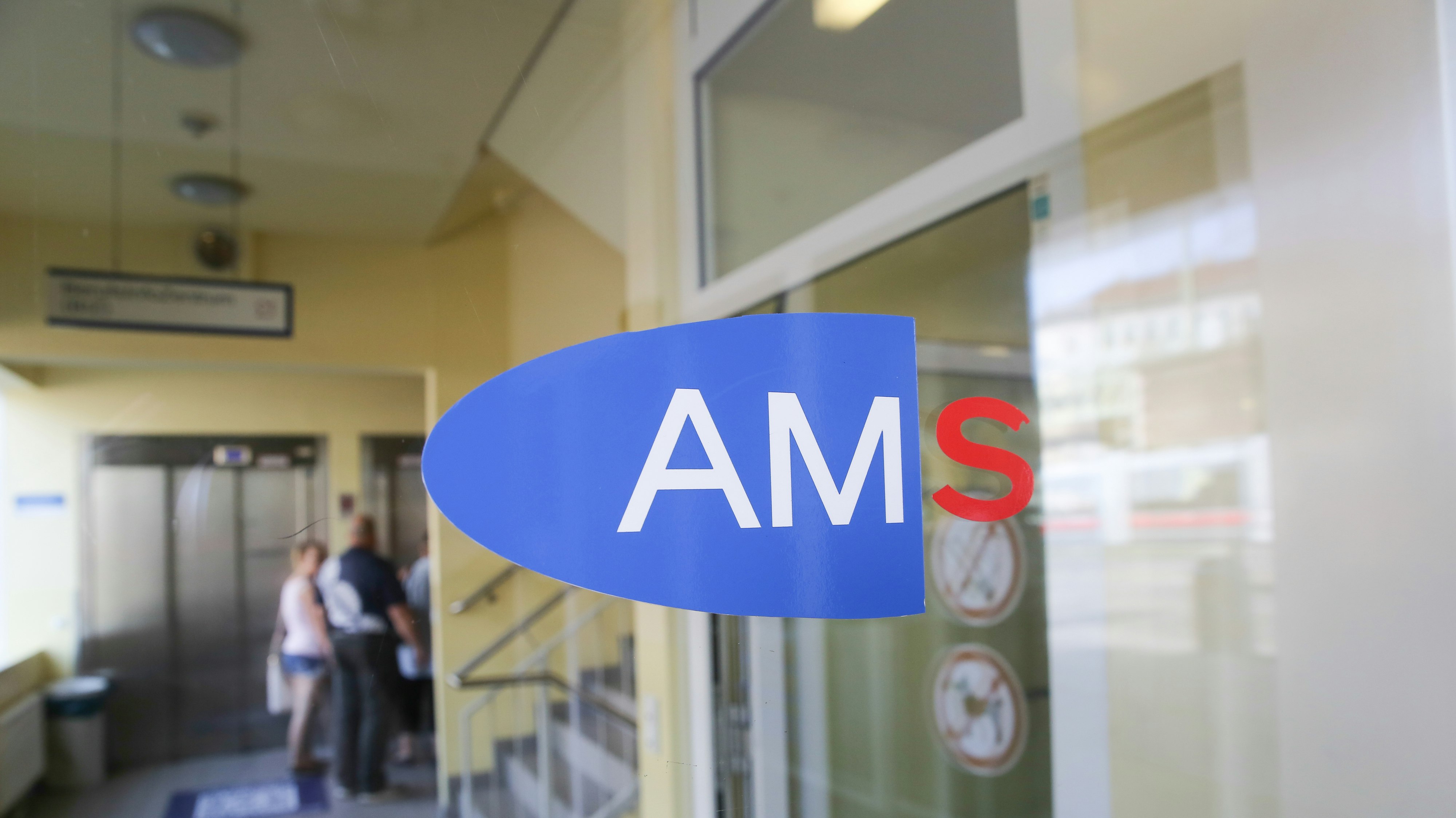 Die Arbeitslosenzahlen gehen langsam zurück.