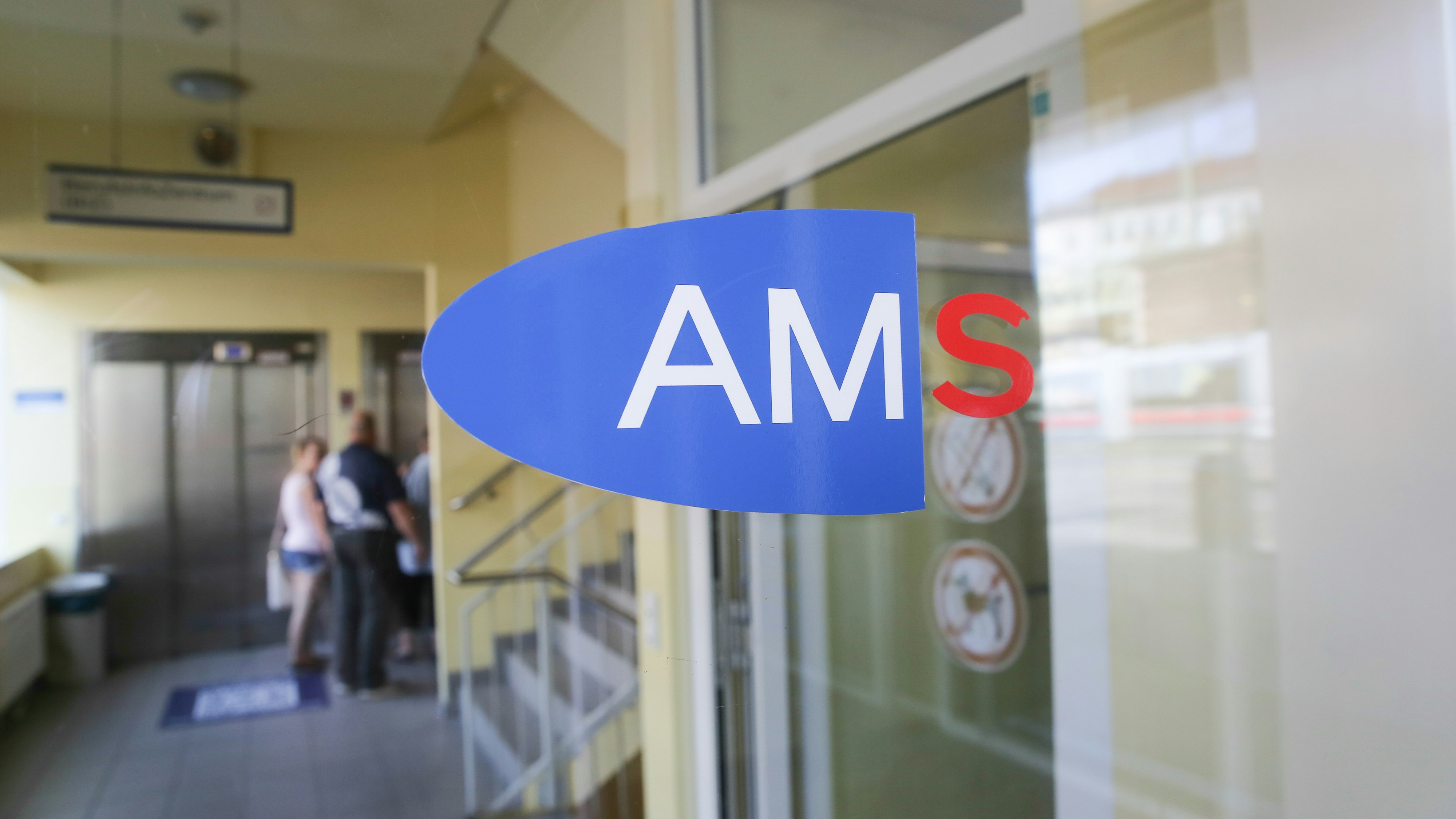 Die Arbeitslosenzahlen gehen langsam zurück.