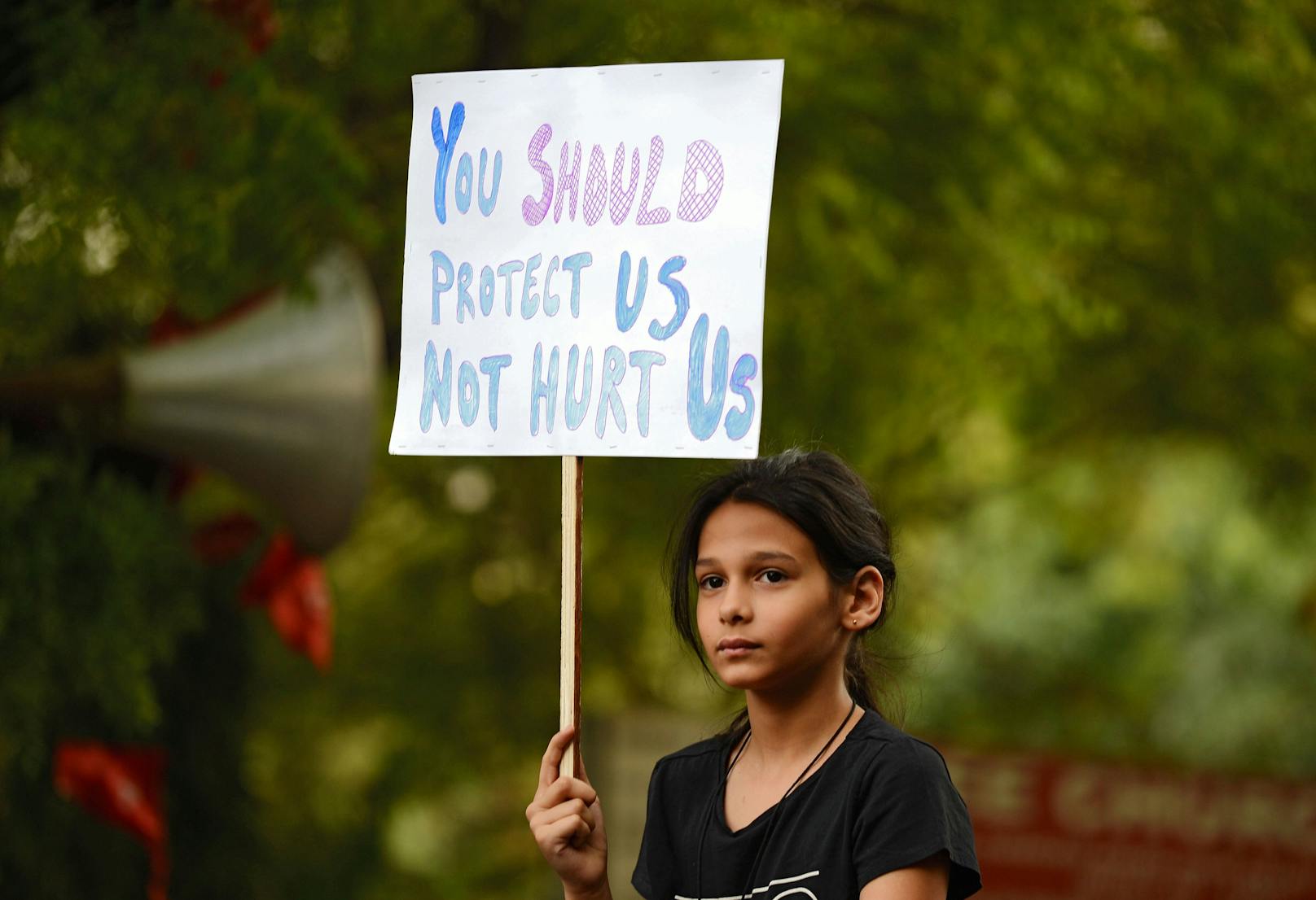 Eine indische Demonstrantin hält ein Plakat während eines Schweigeprotests zur Unterstützung von Vergewaltigungsopfern hoch.