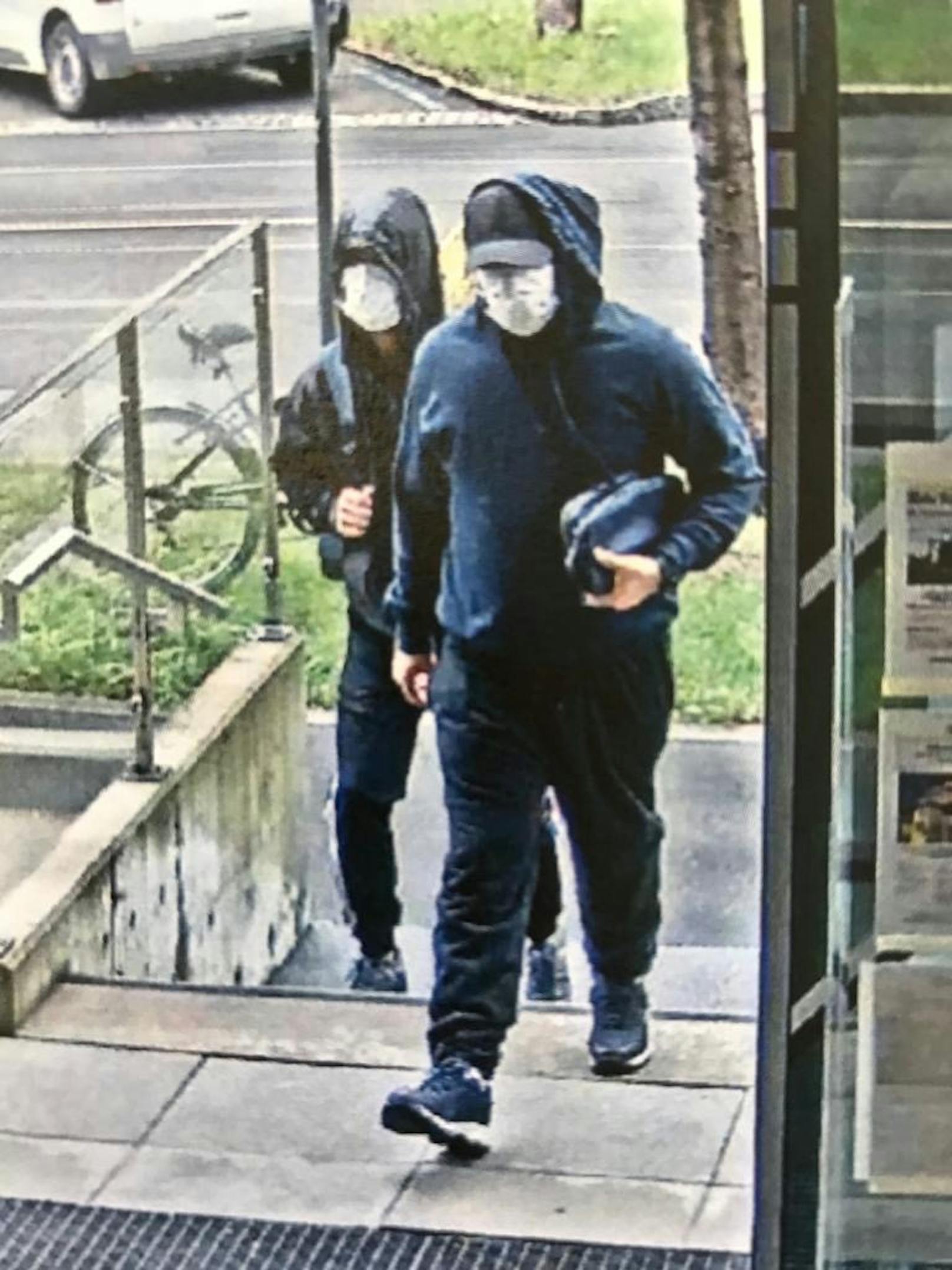 Die Täter beim Betreten der Bankfiliale in Graz-Geidorf.