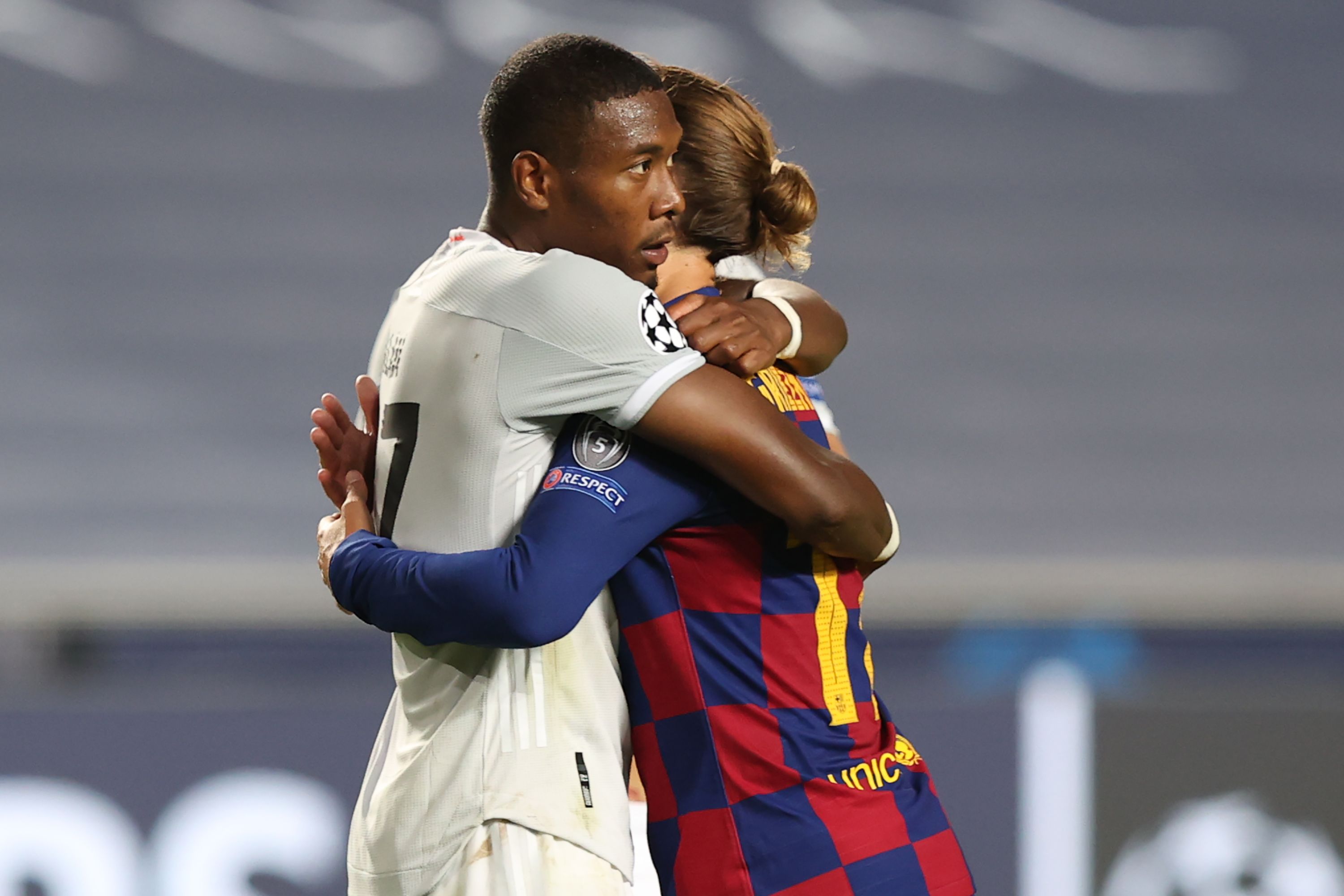 David Alaba tröstet Antoine Griezmann nach dem 8:2 im Viertelfinale.