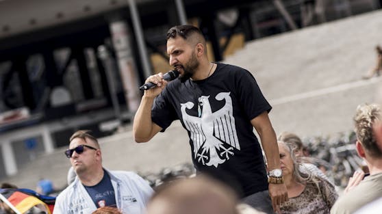 Der Koch Attila Hildmann bei einer seiner Reden