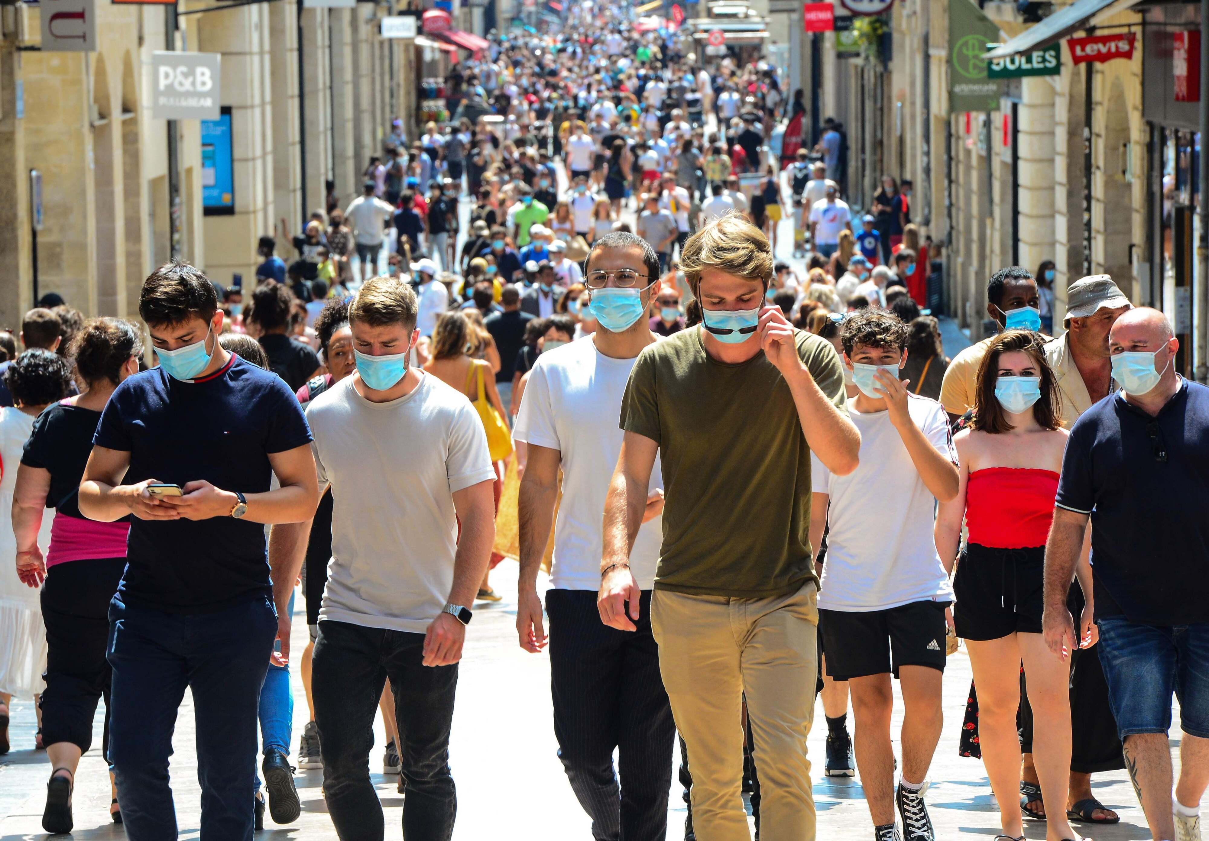 In Frankreich müssen die Menschen bald auch am Arbeitsplatz Masken tragen.