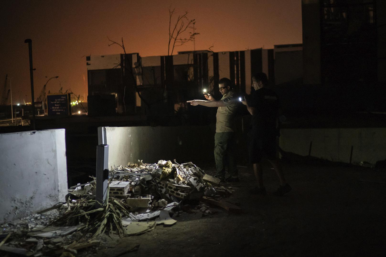Freiwillige suchen nach Haustieren im zerstörten Beirut.