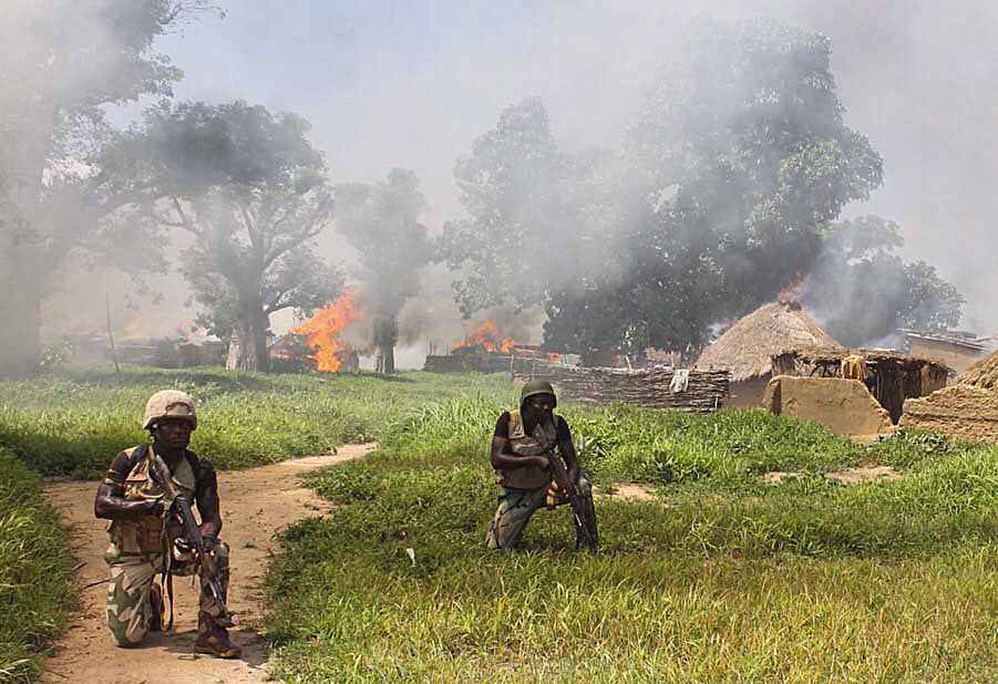 Nigerianische Soldaten bei der Rückeroberung eines Dorfes.