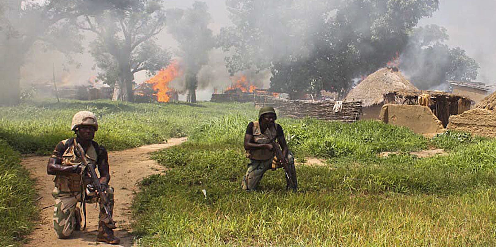 Nigerianische Soldaten bei der Rückeroberung eines Dorfes.