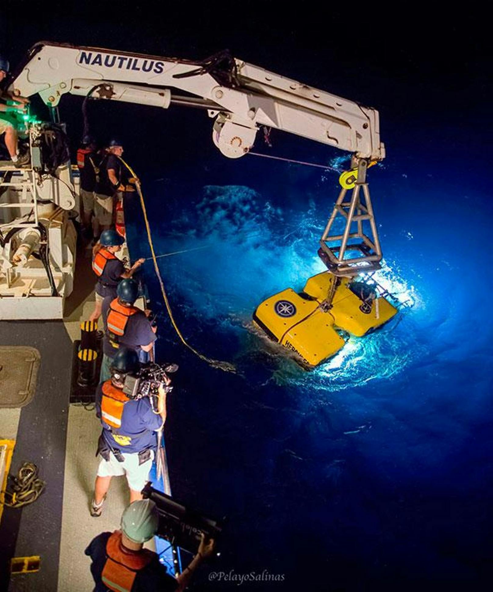 Die Forscher der Charles-Darwin-Stiftung erforschten in Zusammenarbeit mit der Stiftung für Ozeanforschung die Tiefsee um die Inselgruppe vor der Küste Ecuadors bis in Tiefen von 3.400 Metern.