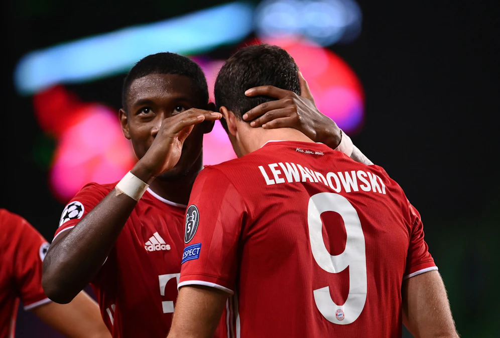 David Alaba jubelt mit Robert Lewandowski