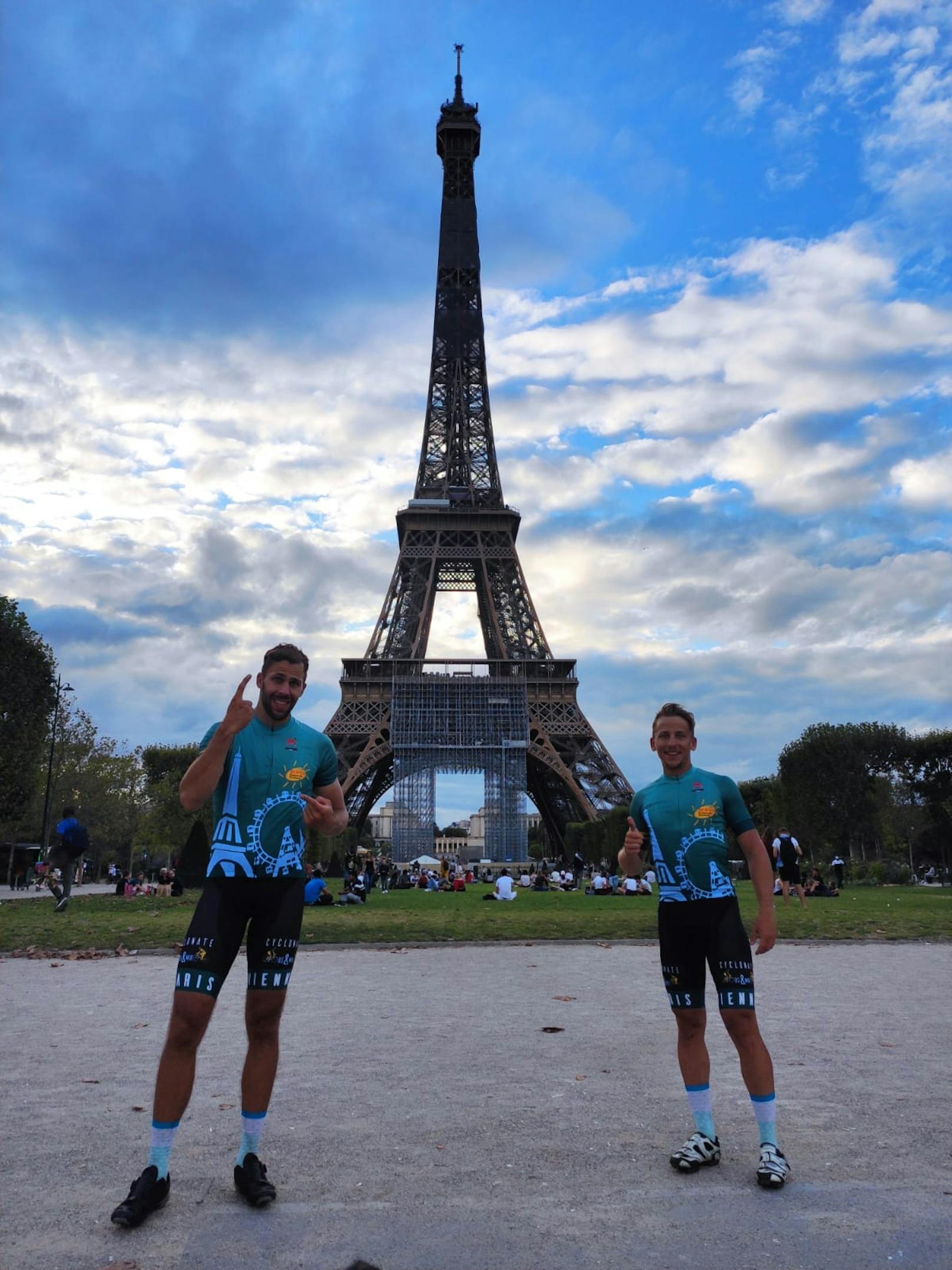 Fabian (l.) und Michael (r.) und der Eiffelturm (m.)