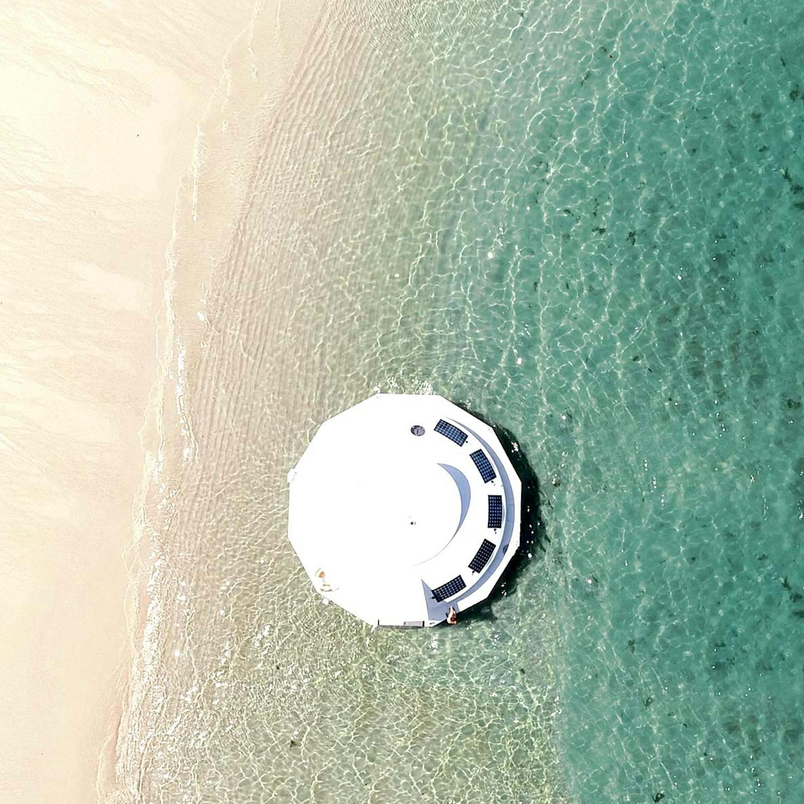 Dieses UFO-Hausboot kann man an der französischen Küste mieten.