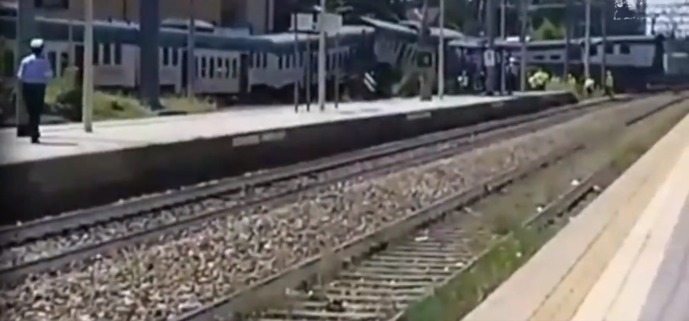 Bei dem Zugunglück wurden drei Personen verletzt.