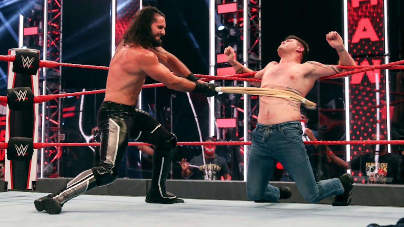 Seth Rollins gegen Dominik Mysterio verspricht Brutalität
