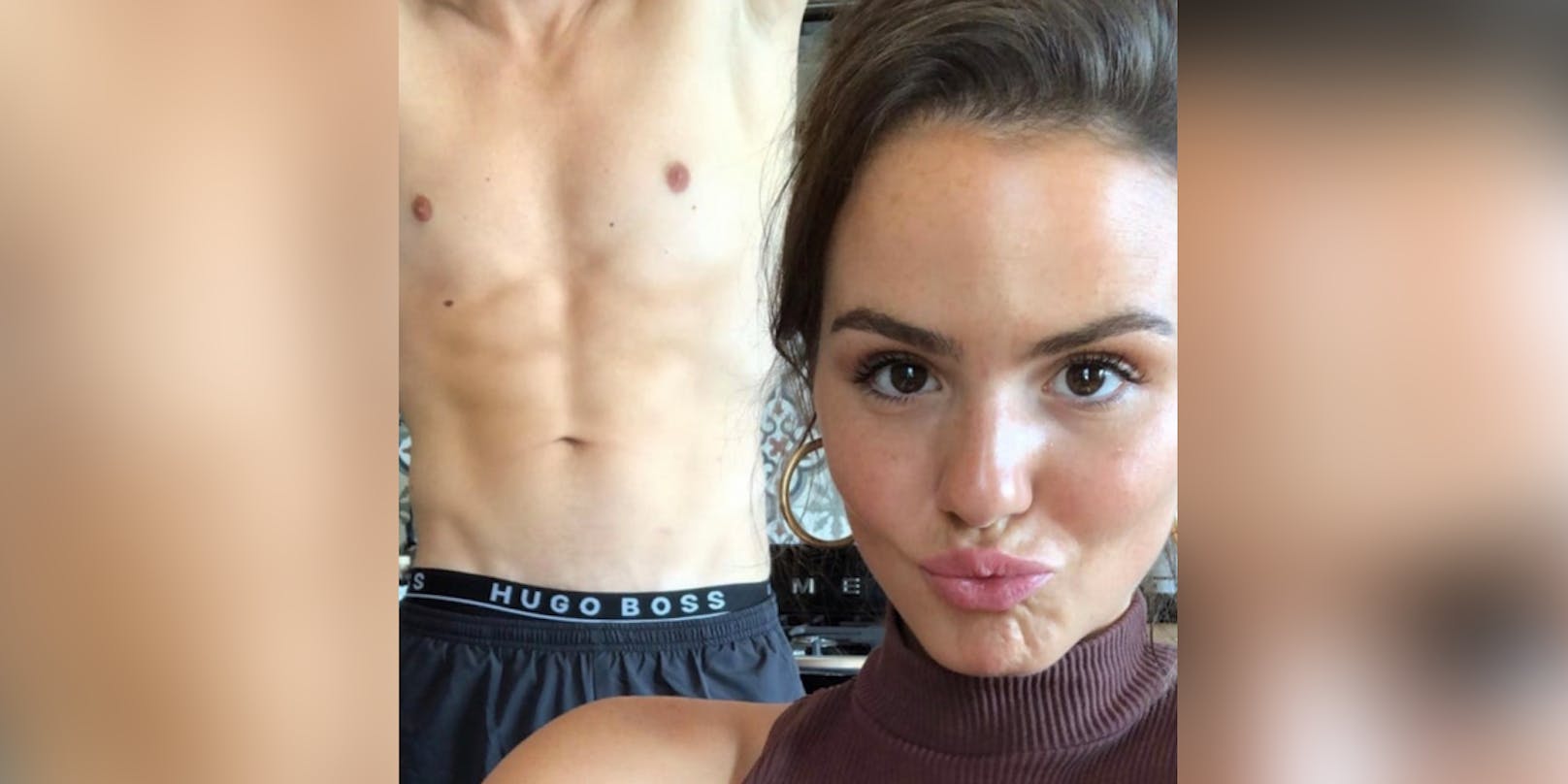 Ruby O. Fee postete ein Selfie mit einem nackten männlichen Oberkörper