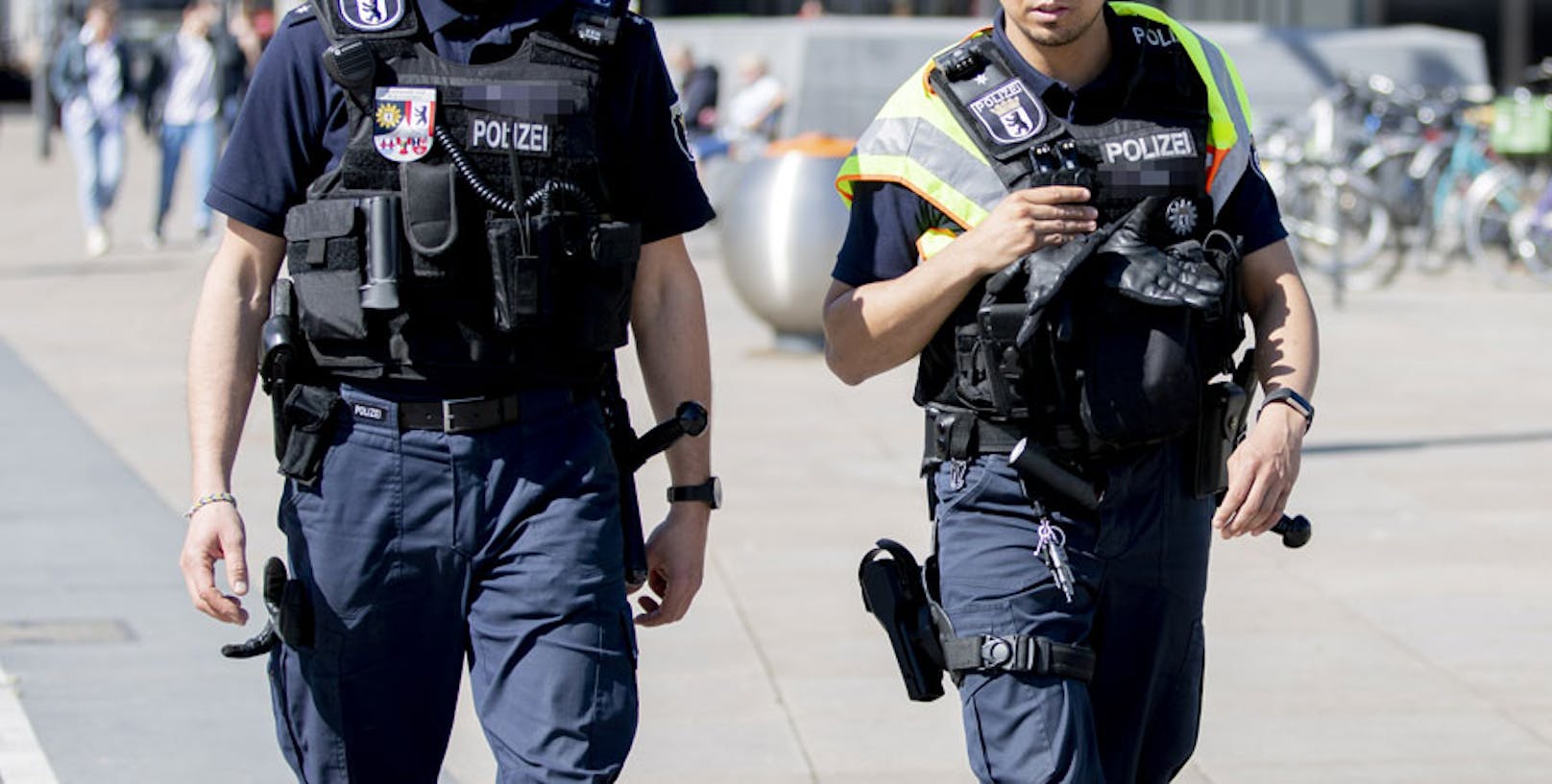 In Rudolfstadt in Deutschland wurde ein Polizist von einem Jugendlichen mit einer Musikbox angegriffen.
