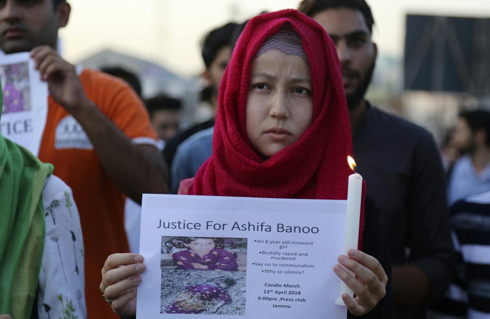 Schüler nehmen an einer Kerzenlichtprozession aus Protest gegen die Vergewaltigung und Ermordung der 8-Jährigen teil.