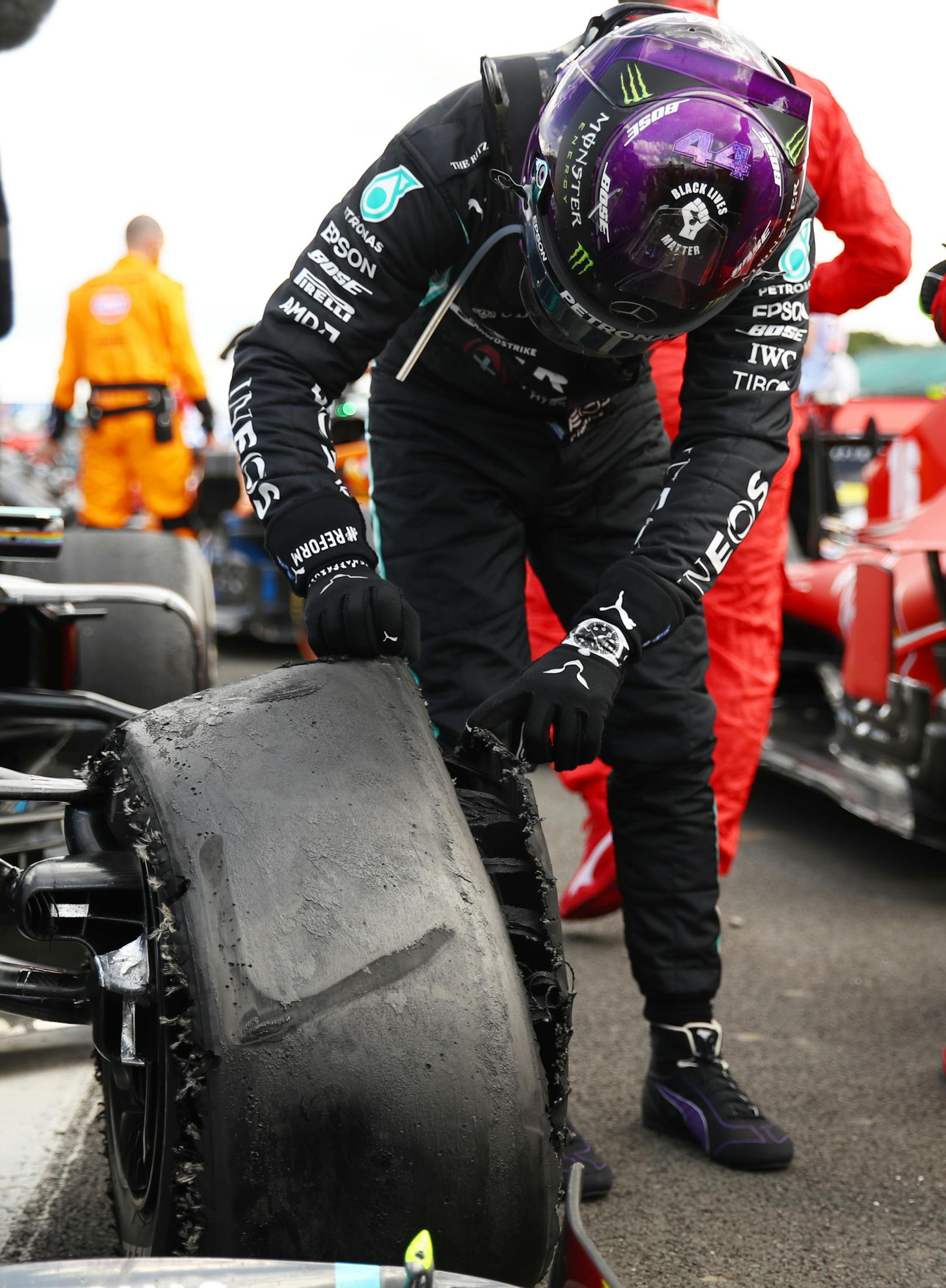 Lewis Hamilton fährt mit zerstörtem Reifen zum Sieg.