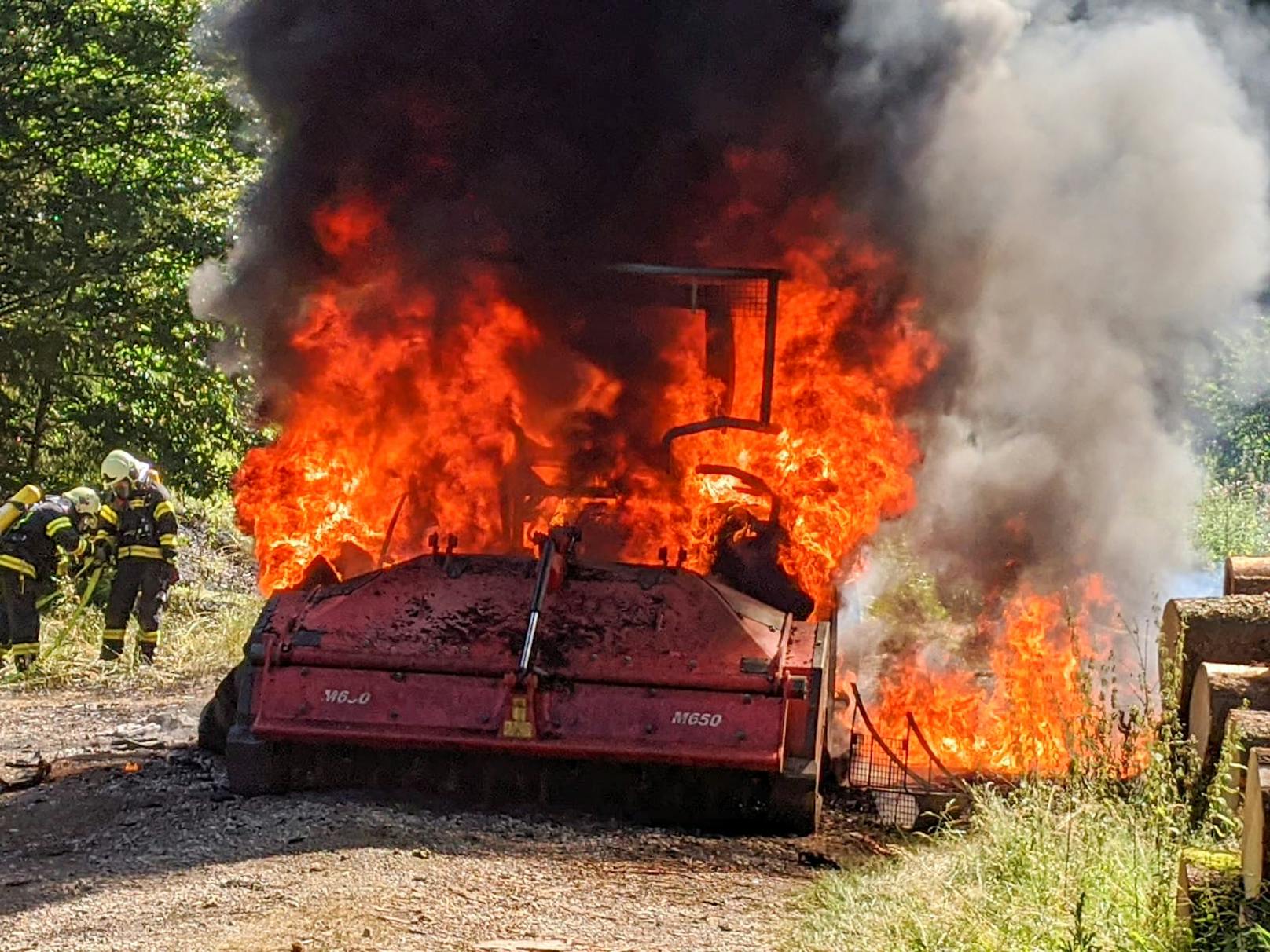 Der Forstarbeiter schaffte es gerade noch den Traktor auf die Forststraße zu fahren. Dann ging das Fahrzeug in Flammen auf.