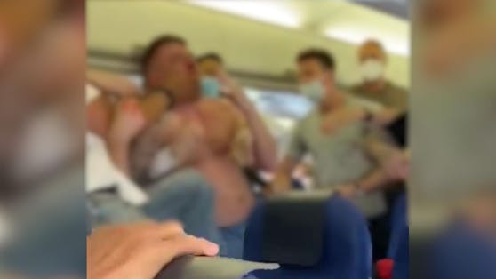 Zwei Ibiza-Urlauber wurden nach einer Schlägerei im Flugzeug festgenommen.