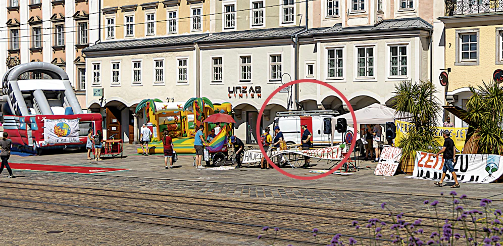 Sie kämpfen für einen autofreien Hauptplatz, kamen aber mit einem Auto zur eigenen Feier.